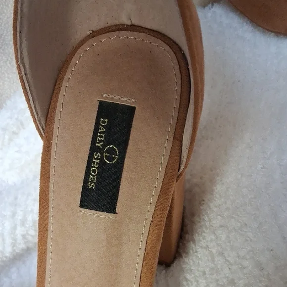 Elegant Tan Suede Block Heel Sandals - Picture 5 of 7